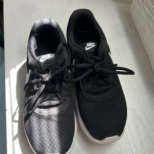 Women’s Nike tennis shoes